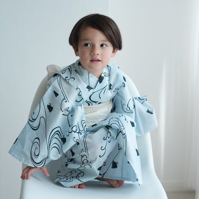 【utatane kids 高級変わり織 子供浴衣3点セット（ゆかた・帯・下駄）男の子　淡い水色ぼかしに碧色の千鳥】 キッズ浴衣 国産生地 国内染色 （6562268601）