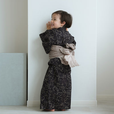 【ニコアンティーク kids 高級変わり織 子供浴衣3点セット（ゆかた・帯・下駄）男の子 墨黒に干支】 キッズ浴衣 国産生地 国内染色 （6562270701）