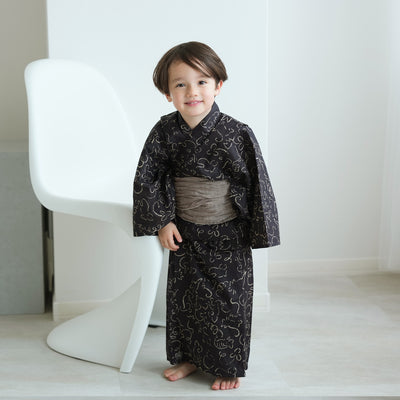 【ニコアンティーク kids 高級変わり織 子供浴衣3点セット（ゆかた・帯・下駄）男の子 墨黒に干支】 キッズ浴衣 国産生地 国内染色 （6562270701）