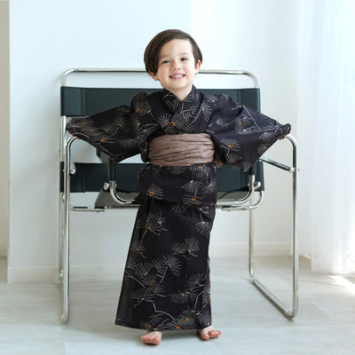 【utatane kids 高級変わり織 子供浴衣3点セット（ゆかた・帯・下駄）男の子  黒地にシックな松花火】 キッズ浴衣 国産生地 国内染色 （6562276801）