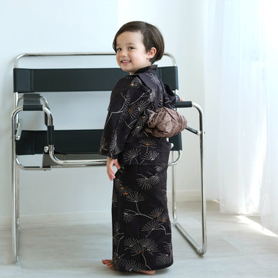 【utatane kids 高級変わり織 子供浴衣3点セット（ゆかた・帯・下駄）男の子  黒地にシックな松花火】 キッズ浴衣 国産生地 国内染色 （6562276801）