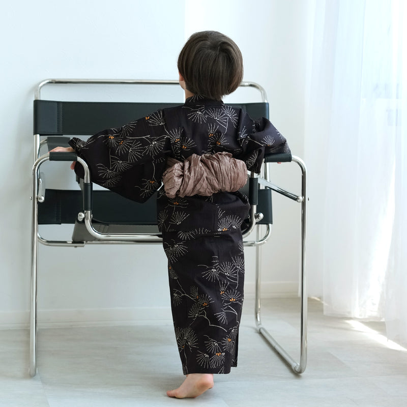 【utatane kids 高級変わり織 子供浴衣3点セット（ゆかた・帯・下駄）男の子  黒地にシックな松花火】 キッズ浴衣 国産生地 国内染色 （6562276801）