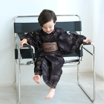 【utatane kids 高級変わり織 子供浴衣3点セット（ゆかた・帯・下駄）男の子  黒地にシックな松花火】 キッズ浴衣 国産生地 国内染色 （6562276801）