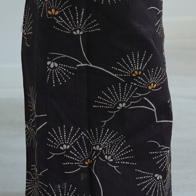 【utatane kids 高級変わり織 子供浴衣3点セット（ゆかた・帯・下駄）男の子  黒地にシックな松花火】 キッズ浴衣 国産生地 国内染色 （6562276801）