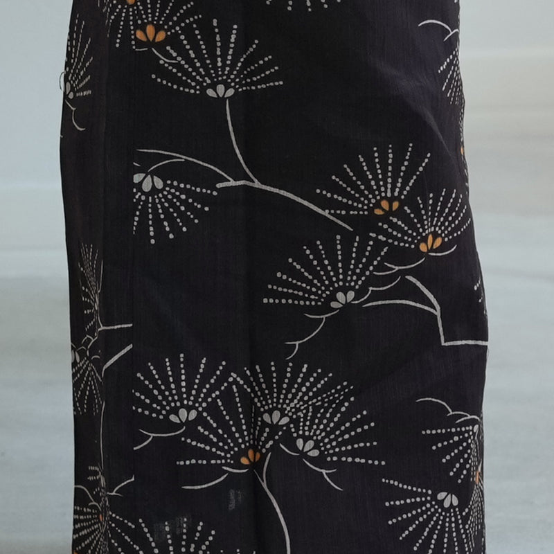 【utatane kids 高級変わり織 子供浴衣3点セット（ゆかた・帯・下駄）男の子  黒地にシックな松花火】 キッズ浴衣 国産生地 国内染色 （6562276801）