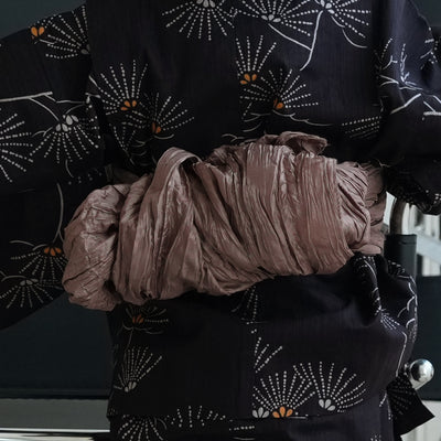 【utatane kids 高級変わり織 子供浴衣3点セット（ゆかた・帯・下駄）男の子  黒地にシックな松花火】 キッズ浴衣 国産生地 国内染色 （6562276801）