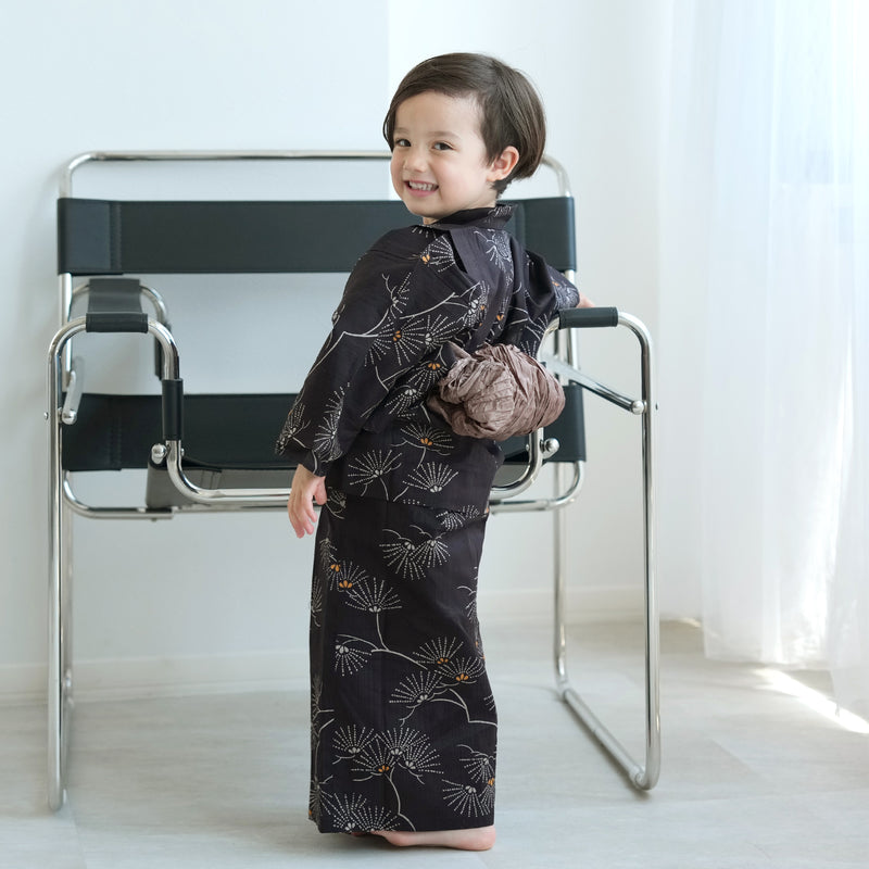 【utatane kids 高級変わり織 子供浴衣3点セット（ゆかた・帯・下駄）男の子  黒地にシックな松花火】 キッズ浴衣 国産生地 国内染色 （6562276801）