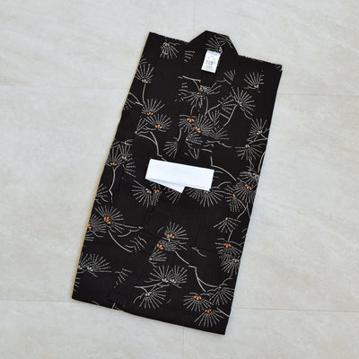 【utatane kids 高級変わり織 子供浴衣3点セット（ゆかた・帯・下駄）男の子  黒地にシックな松花火】 キッズ浴衣 国産生地 国内染色 （6562276801）