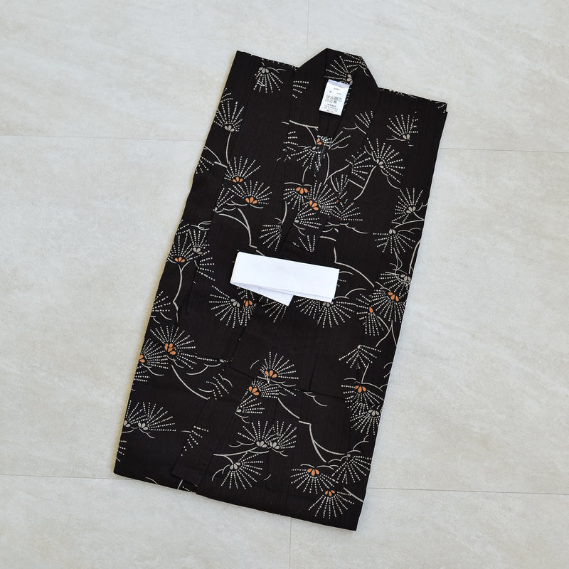 【utatane kids 高級変わり織 子供浴衣3点セット（ゆかた・帯・下駄）男の子  黒地にシックな松花火】 キッズ浴衣 国産生地 国内染色 （6562276801）