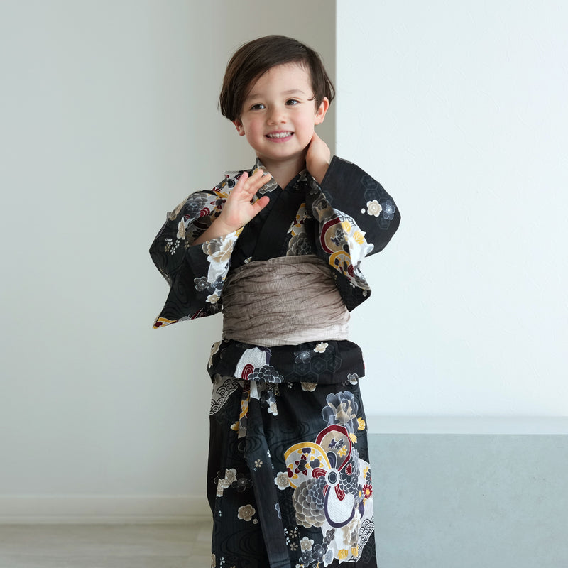 【ニコアンティーク kids 高級変わり織 子供浴衣3点セット（ゆかた・帯・下駄）男の子 大正浪漫ブラックに夢幻ねじり梅】 キッズ浴衣 国産生地 国内染色 （6562281701）