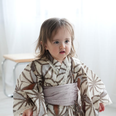 【ひよこ商店  高級変わり織 子供浴衣ドレス2点セット ブラウン麻の葉】レース付き 浴衣ワンピース/兵児帯 女の子 110cm（6600214401）