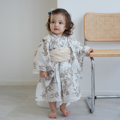 【ひよこ商店  高級変わり織 子供浴衣ドレス2点セット クリームにベージュの花と実】レース付き 浴衣ワンピース/兵児帯 女の子 120cm（6600240601）
