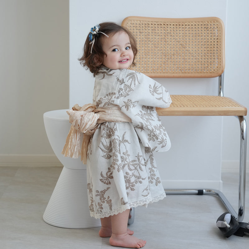 【ひよこ商店  高級変わり織 子供浴衣ドレス2点セット クリームにベージュの花と実】レース付き 浴衣ワンピース/兵児帯 女の子 120cm（6600240601）