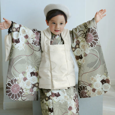 【七五三着物 3歳 男の子 被布セット】販売品 クリーム金彩×翡翠の菊重ね ひよこ商店 ベレー帽つき（6716606300）