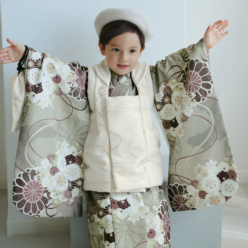 【七五三着物 3歳 男の子 被布セット】販売品 クリーム金彩×翡翠の菊重ね ひよこ商店 ベレー帽つき（6716606300）