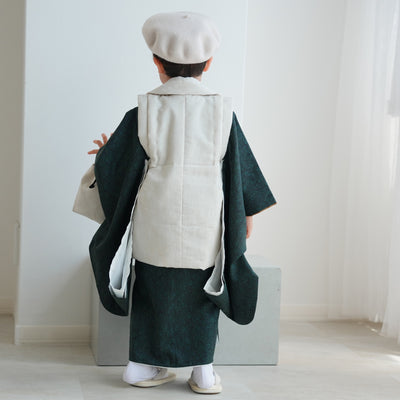 【七五三着物 3歳 男の子 被布セット】販売品 象牙色ジャガード×深緑ダマスク ひよこ商店 ベレー帽つき（6716606400）