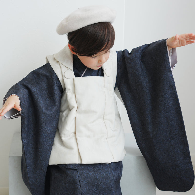 【七五三着物 3歳 男の子 被布セット】販売品 象牙色ジャガード×藍鉄ダマスク ひよこ商店 ベレー帽つき（6716606500）
