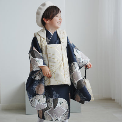 【七五三着物 3歳 男の子 被布セット】販売品 ベージュ金彩×ネイビー七宝 ひよこ商店 ベレー帽つき（6716606800）