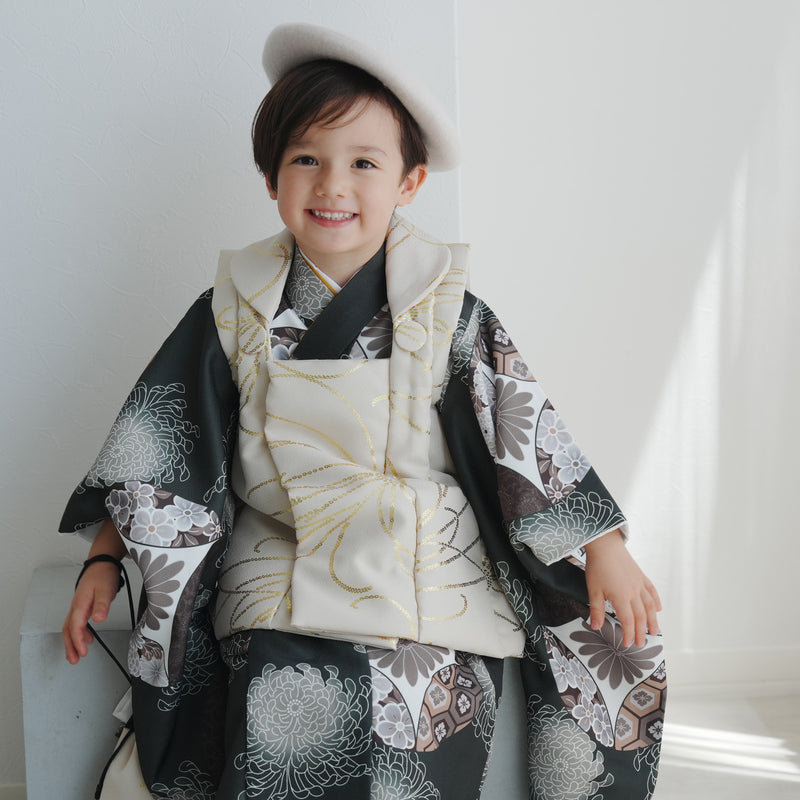 【七五三着物 3歳 男の子 被布セット】販売品 ベージュ金彩×グリーン七宝 ひよこ商店 ベレー帽つき（6716606900）