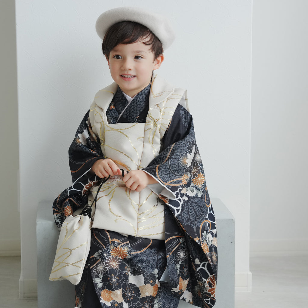 七五三着物 3歳 男の子 被布セット ベージュ金彩×墨黒の菊重ね ベレー帽つき 6716607000_1024x1024.jpg?v=