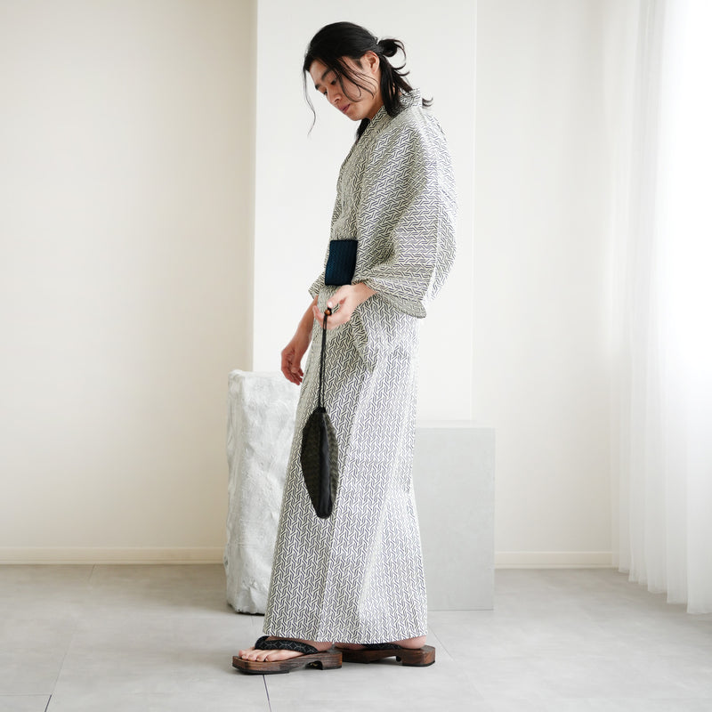 【高級変わり織 メンズ浴衣3点セット ( ゆかた・帯・下駄 )  白黒の幾何学】日本製角帯  国産生地 国内染色 キシダイキ(@daiki_kishi_)さん着用！ （7361726201）