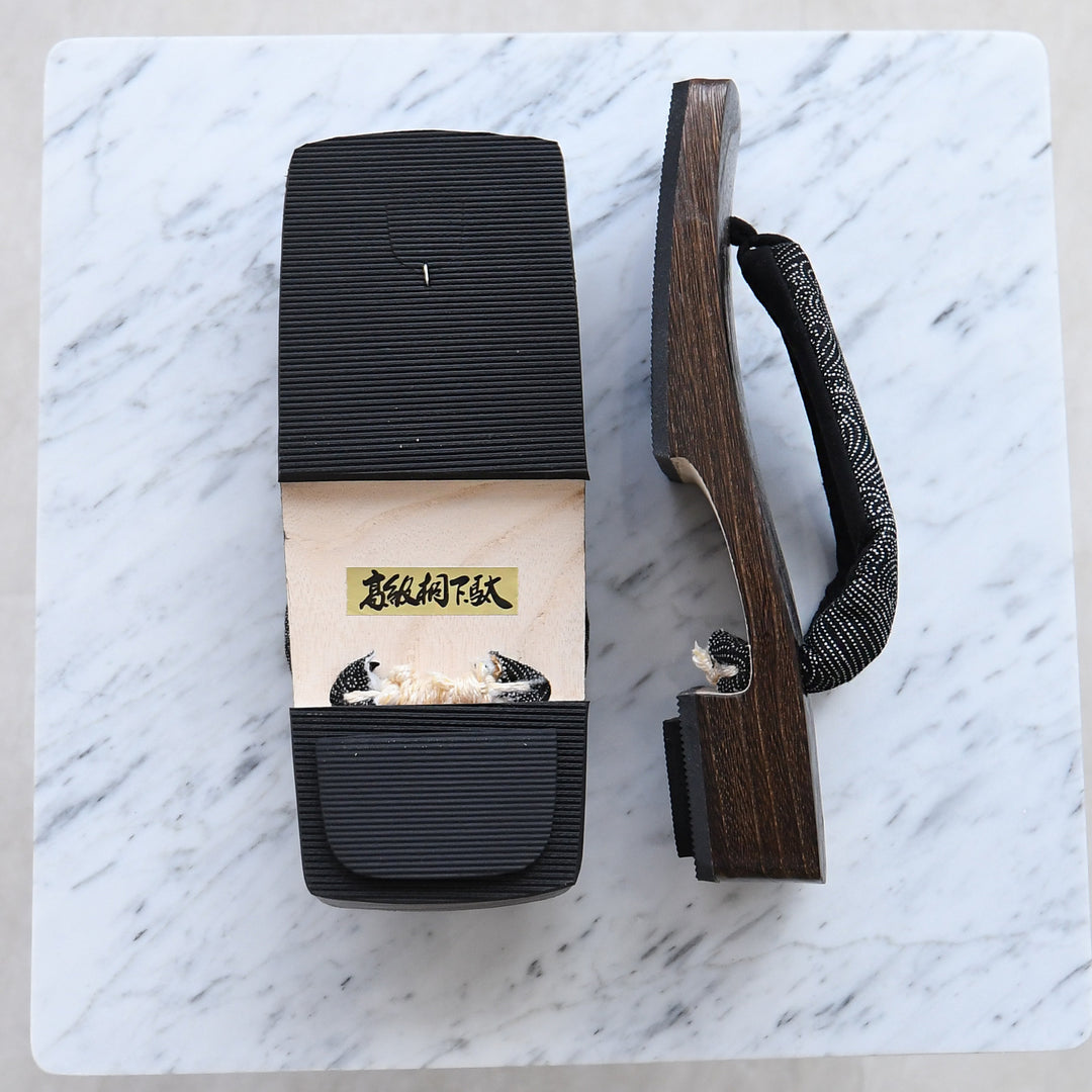 【 江戸期の笈 黒漆桐短冊箱 】　蔵出骨董　荷姿180サイズ・送料無料 仙樹(短寸5把入 桐箱) | 香老舗 薫玉堂オンラインストア