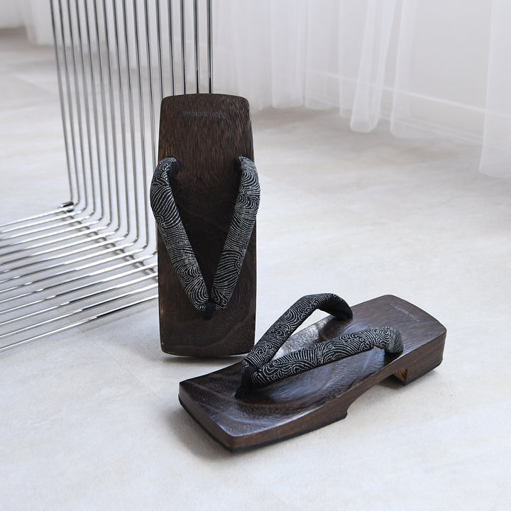 【 江戸期の笈 黒漆桐短冊箱 】　蔵出骨董　荷姿180サイズ・送料無料 黒漆 貼箱7寸 四ツ仕切 | パックスタイル