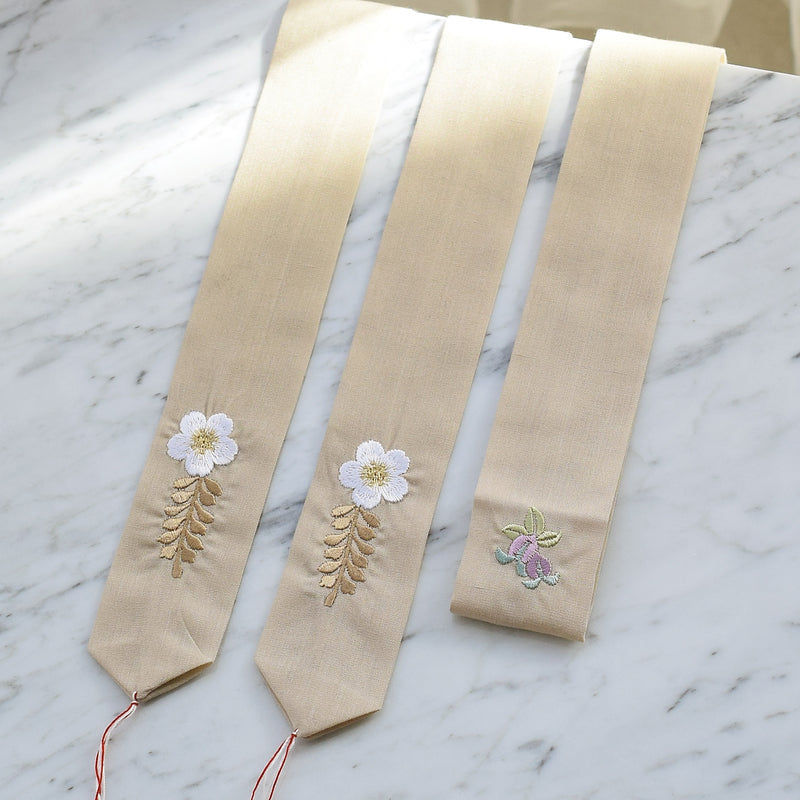 【腰紐 3本セット（百合・朝顔・さくら）】刺繍入り ナチュラルベージュ 着付け小物 並幅 並尺 みんなと違うデザインで紛失防止にも（7791604800）