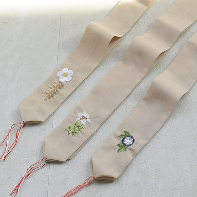 【腰紐 3本セット（百合・朝顔・さくら）】刺繍入り ナチュラルベージュ 着付け小物 並幅 並尺 みんなと違うデザインで紛失防止にも（7791604800）