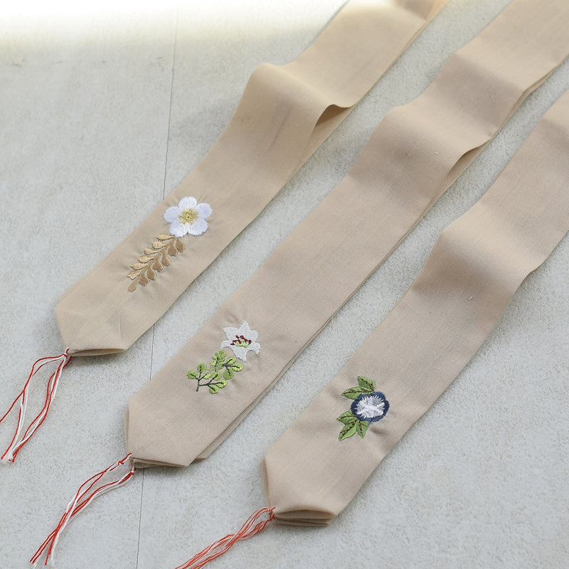 【腰紐 3本セット（百合・朝顔・さくら）】刺繍入り ナチュラルベージュ 着付け小物 並幅 並尺 みんなと違うデザインで紛失防止にも（7791604800）