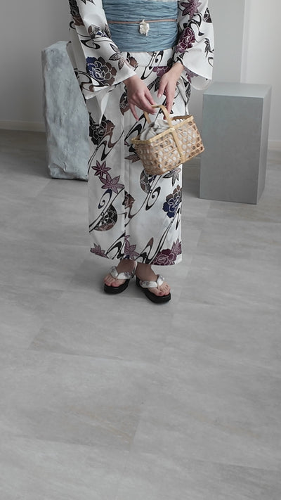 【utatane 高級変わり織 浴衣3点セット ( ゆかた・帯・下駄 ) 白地にえんじの牡丹と御所車】 フリーサイズ 国産生地 国内染色　昭和初期アンティーク復刻版　米井遥加（@rabbit____2)ちゃん着用！（5010273211）