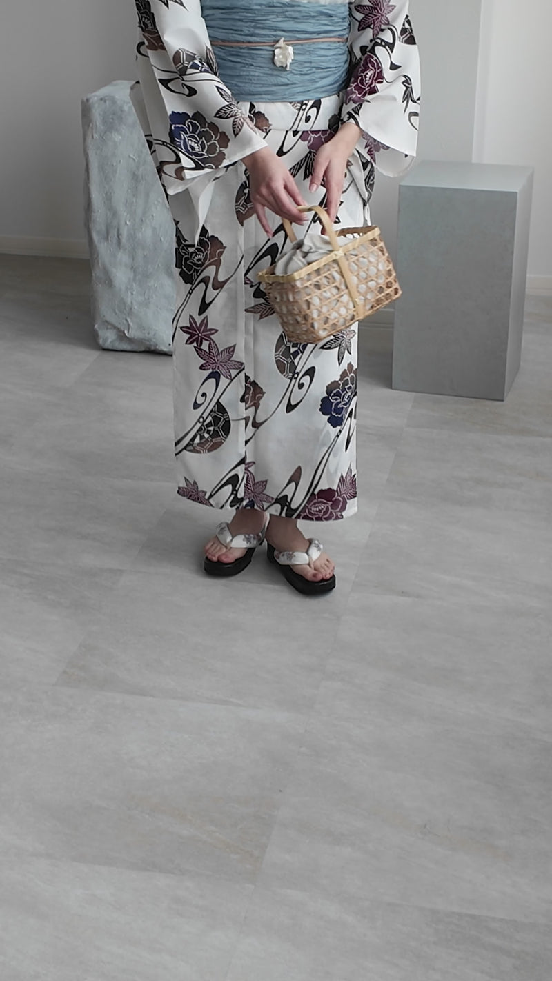 【utatane 高級変わり織 浴衣3点セット ( ゆかた・帯・下駄 ) 白地にえんじの牡丹と御所車】 フリーサイズ 国産生地 国内染色　昭和初期アンティーク復刻版　米井遥加（@rabbit____2)ちゃん着用！（5010273211）