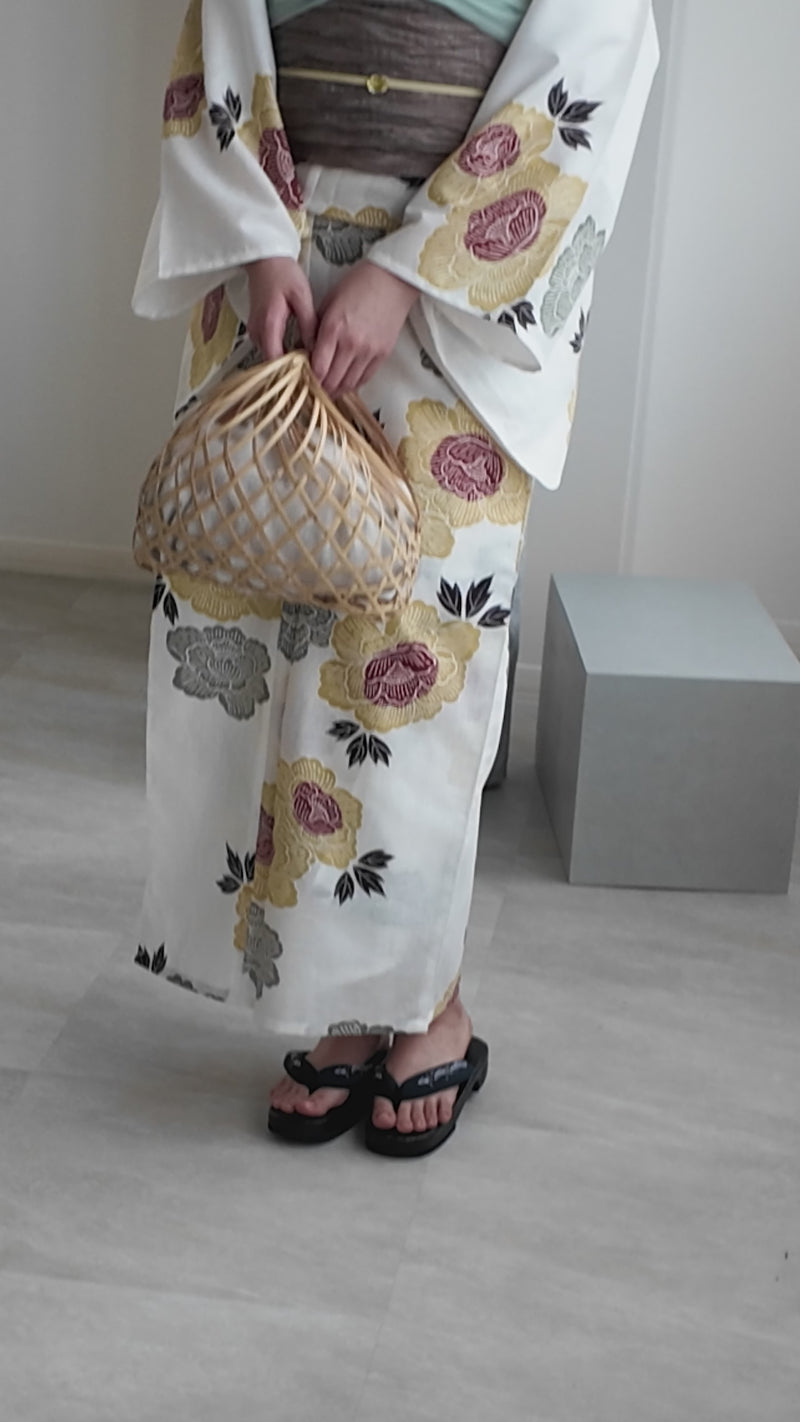 【utatane 高級変わり織 浴衣3点セット ( ゆかた・帯・下駄 ) くちなし色と翡翠色の牡丹】 フリーサイズ 国産生地 国内染色　昭和初期アンティーク復刻版（5010273111）