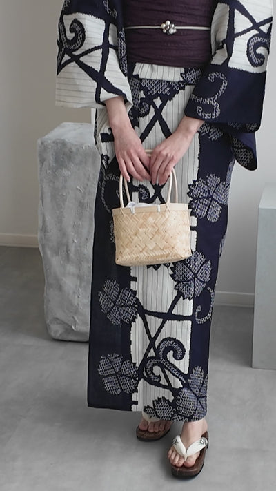 【utatane × 注染工房 浴衣3点セット（ゆかた・帯・下駄）等間しじら　紺のかごめなでしこ染め分け】フリーサイズ  日本製 小幅生地使用 特選シリーズ 注染 本染め  手縫い併用国内縫製 奈良の職人さんの手染め （5010261511）