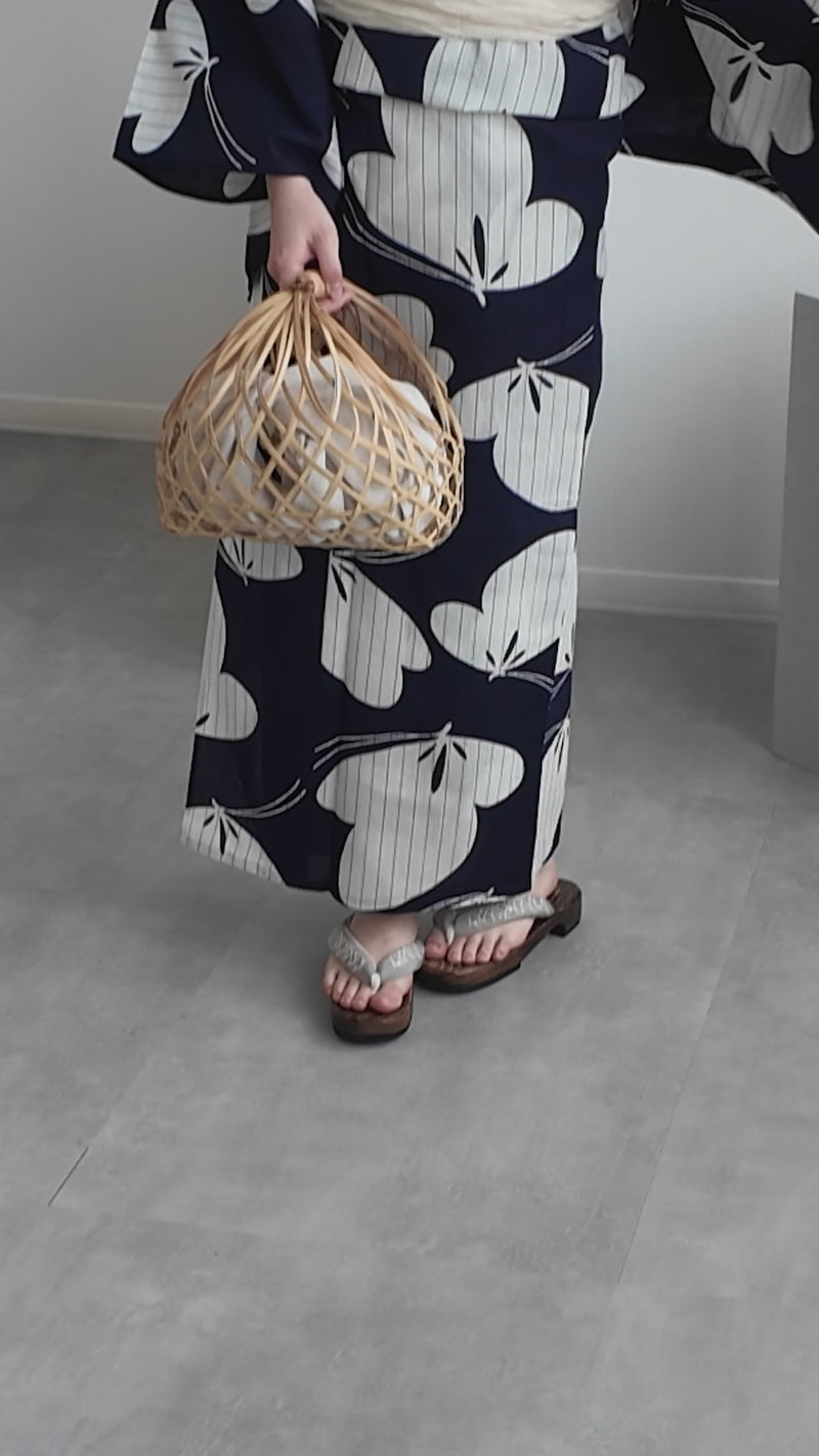 【utatane × 注染工房 浴衣3点セット（ゆかた・帯・下駄）等間しじら　紺地に紋白蝶】フリーサイズ  日本製 小幅生地使用 特選シリーズ 注染 本染め  手縫い併用国内縫製 奈良の職人さんの手染め （5010262711）